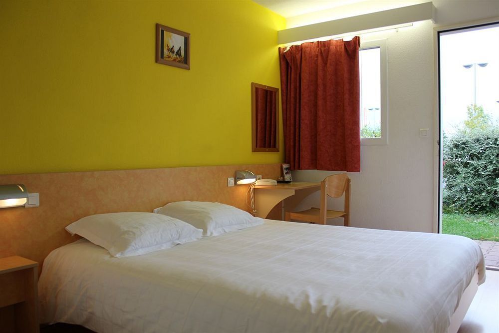 The Originals Access, Hotel Saint-Flour Bagian luar foto