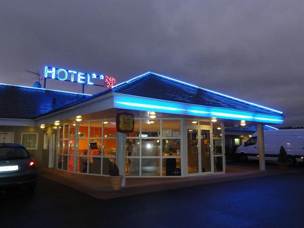 The Originals Access, Hotel Saint-Flour Bagian luar foto